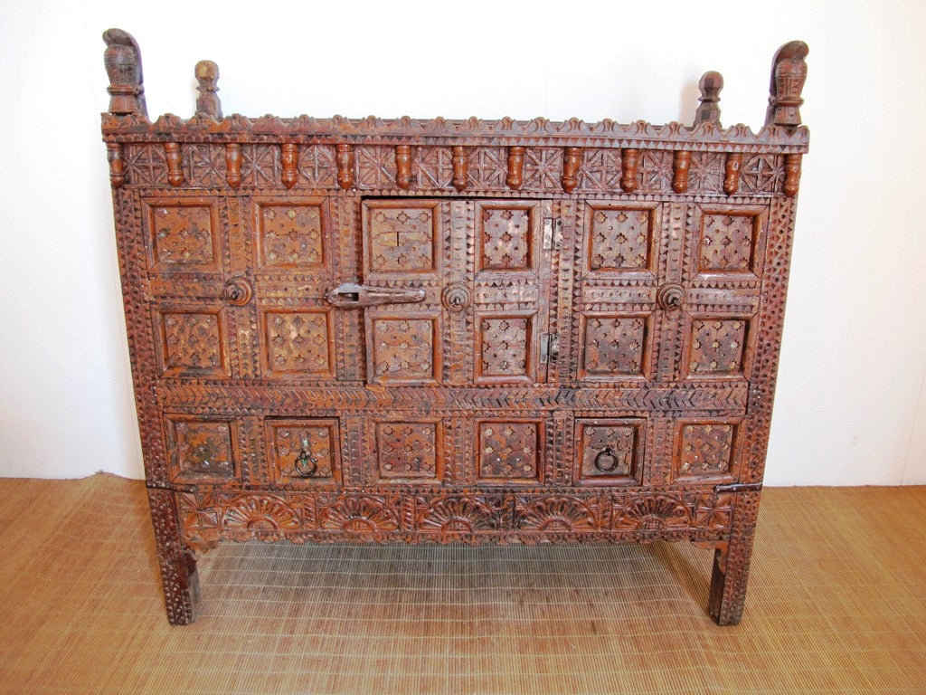 Damcja Indiana Tipica Credenza Del Nord Dell'India, Composta Da 1 Anta E 2 Cassetti, Databile Primi '900, In Legno Di Teak, Perfettamente  Autentica E Conservata. Dimensioni 110x52xh107cm.