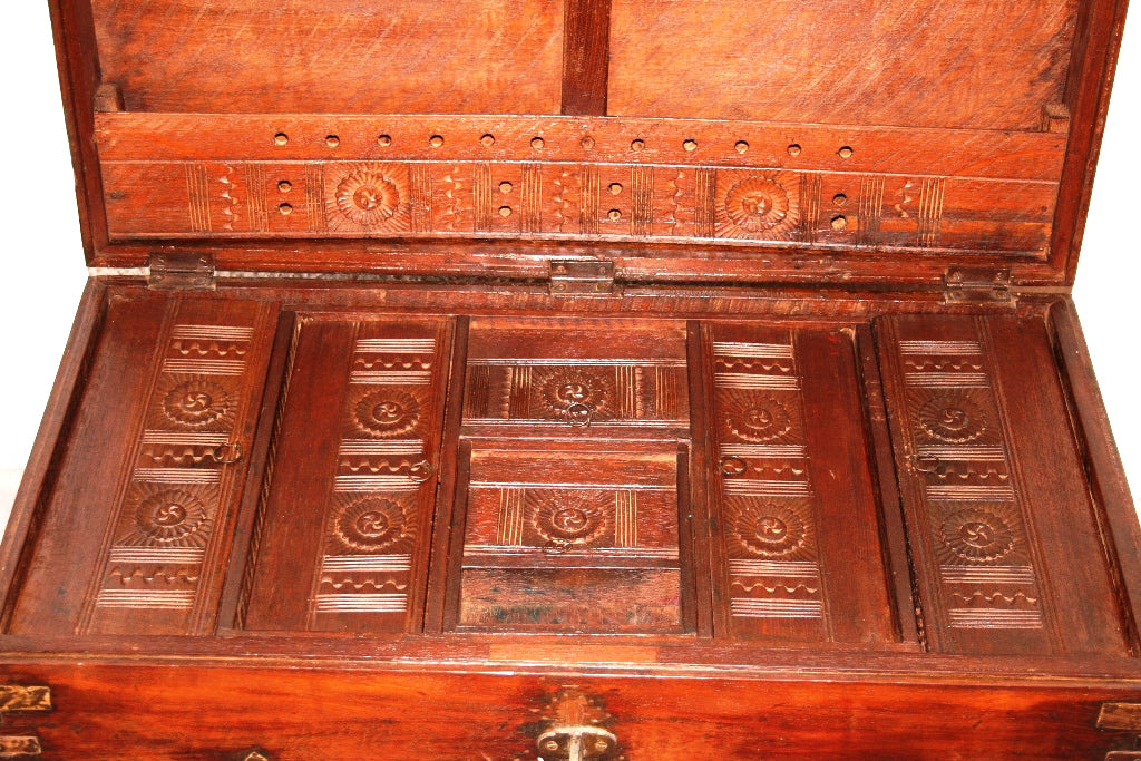 Baule indiano in legno di teak con incisioni in ottone.Finemente lavorato internamente con piccoli scomparti e cassettini. Venivano usate in genere dagli inglesi per i continui spostamenti per contenere spezie, trucco e gioielli di uso giornaliero. Pezzo interamente originale e perfettamente integro, di difficile reperibilità. Databile fine '800. Dimensioni 81x42xh43cm.