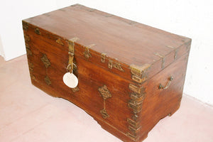 Baule indiano in legno di teak con incisioni in ottone.Finemente lavorato internamente con piccoli scomparti e cassettini. Venivano usate in genere dagli inglesi per i continui spostamenti per contenere spezie, trucco e gioielli di uso giornaliero. Pezzo interamente originale e perfettamente integro, di difficile reperibilità. Databile fine '800. Dimensioni 81x42xh43cm.