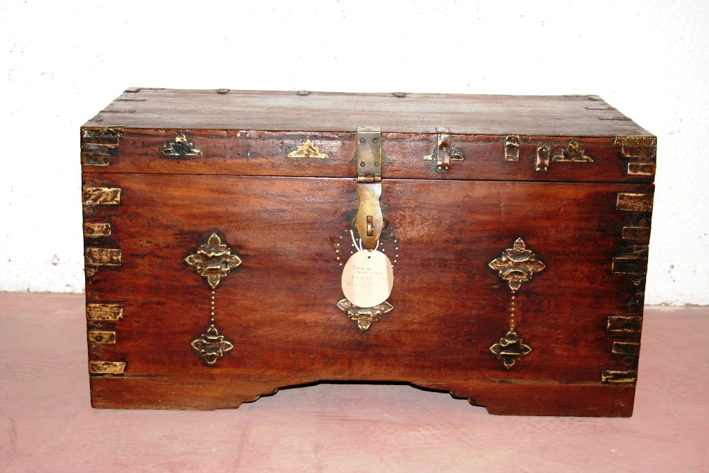 Baule indiano in legno di teak con incisioni in ottone.Finemente lavorato internamente con piccoli scomparti e cassettini. Venivano usate in genere dagli inglesi per i continui spostamenti per contenere spezie, trucco e gioielli di uso giornaliero. Pezzo interamente originale e perfettamente integro, di difficile reperibilità. Databile fine '800. Dimensioni 81x42xh43cm.