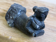 Carica l&#39;immagine nel visualizzatore di Gallery, elemento architettonico indiano in marrmo jaipur verde o qurzite moon black  in origine incassate a parete con scopo puramente decorativo .  abbiamo lasciato la parte retro così da poterla eventualmente reincassare a muro. oggetto ornamentale databile prima metà 900.   donna rappresenta le arti , la bellezza e prosperità   info : info@etniko.it 0039 3338778241 ig/fb : etniko by crosato etsy : etnikobycrosato