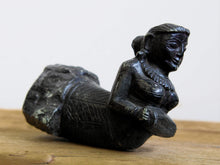 Carica l&#39;immagine nel visualizzatore di Gallery, elemento architettonico indiano in marrmo jaipur verde o qurzite moon black  in origine incassate a parete con scopo puramente decorativo .  abbiamo lasciato la parte retro così da poterla eventualmente reincassare a muro. oggetto ornamentale databile prima metà 900.   donna rappresenta le arti , la bellezza e prosperità   info : info@etniko.it 0039 3338778241 ig/fb : etniko by crosato etsy : etnikobycrosato