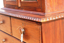 Carica l&#39;immagine nel visualizzatore di Gallery, Credenza Coloniale Indiana In Legno Di Teak, Con Vetrina A 2 Ante Con 1 Ripiano Interno e 5 Cassetti Nella Zona Inferiore. Dimensioni 95x40xh185cm.