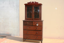 Carica l&#39;immagine nel visualizzatore di Gallery, Credenza Coloniale Indiana In Legno Di Teak, Con Vetrina A 2 Ante Con 1 Ripiano Interno e 5 Cassetti Nella Zona Inferiore. Dimensioni 95x40xh185cm.