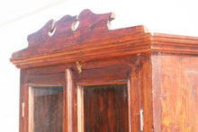 Carica l&#39;immagine nel visualizzatore di Gallery, Credenza Coloniale Indiana In Legno Di Teak, Con Vetrina A 2 Ante Con 1 Ripiano Interno e 5 Cassetti Nella Zona Inferiore. Dimensioni 95x40xh185cm.
