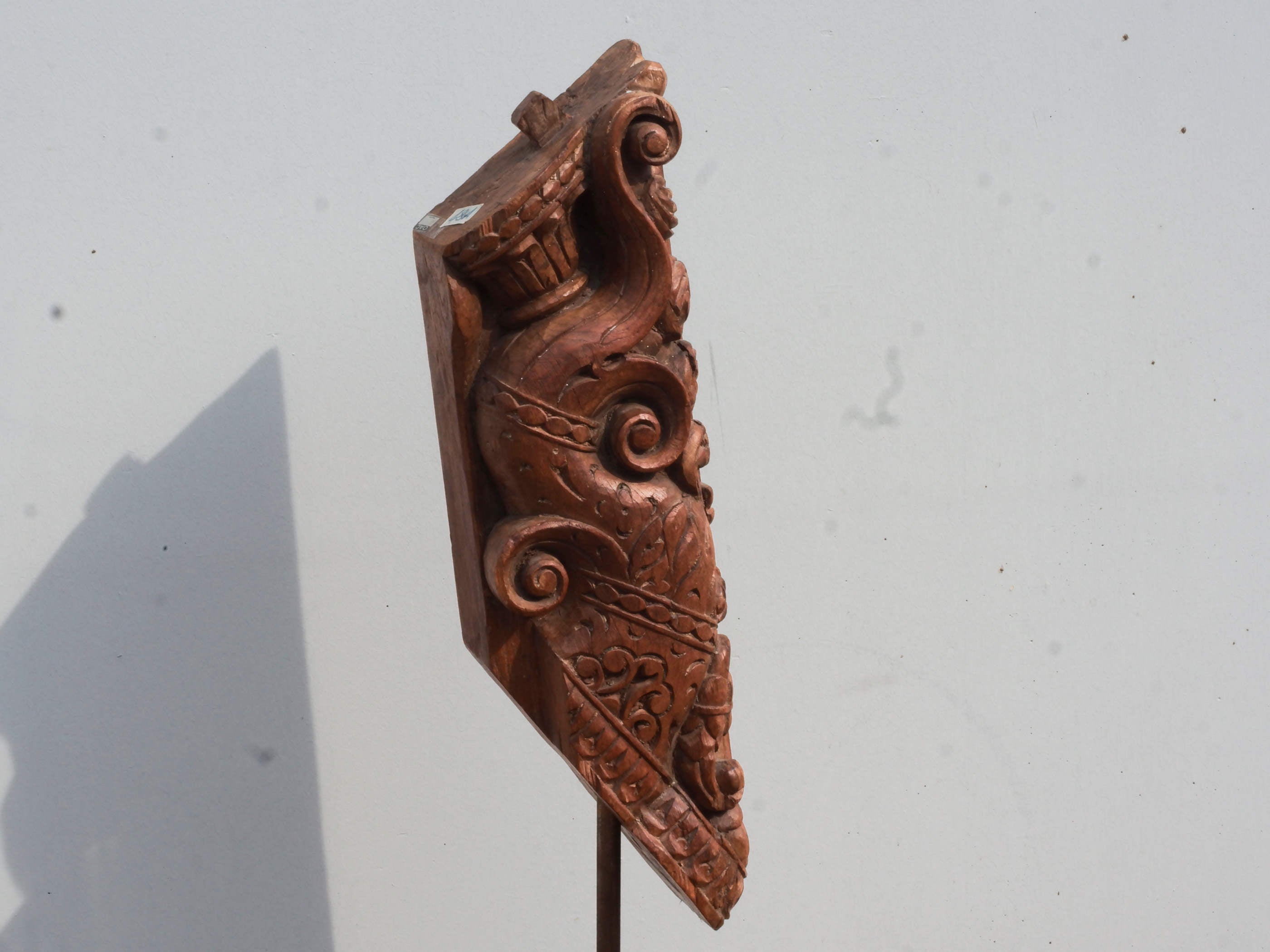 Fregio Indiano Antico Inciso In Legno Di Teak, Ricavato da Antichi Elementi Architettonici. Originale,  Autentico E Di Difficile Reperibilità, E' Dotato Di Basamento In Ferro. Dimensioni 30x30xh109cm.