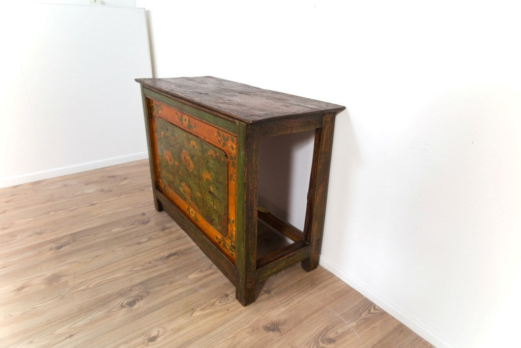 Altare Tibetano Anticamente Usato Come Cassa Armonica Per Il Suono Delle Campane Tibetane. Pezzo Unico. Databile Primi '900. Dimensioni 102x43xh75cm.
