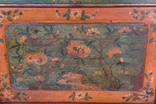 Carica l&#39;immagine nel visualizzatore di Gallery, Altare Tibetano Anticamente Usato Come Cassa Armonica Per Il Suono Delle Campane Tibetane. Pezzo Unico. Databile Primi &#39;900. Dimensioni 102x43xh75cm.