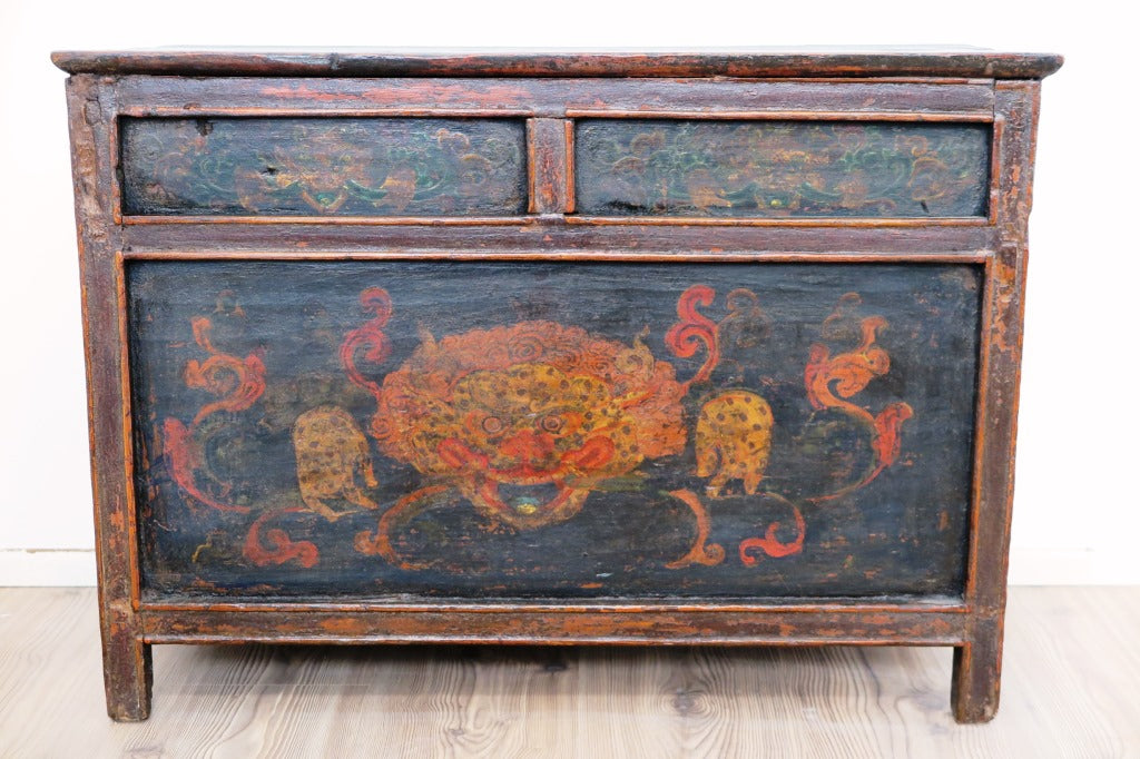 Antico E Raro Altare Tibetano. Impiegato Con Molta Probabilità In Un Monastero Autentica Infatti  La Mancanza Dello Schienale Del Mobile Che Veniva Usato Come Cassa Armonica Per Il Suono Delle Campane Tibetane.  Dimensioni 80x37xh58cm.