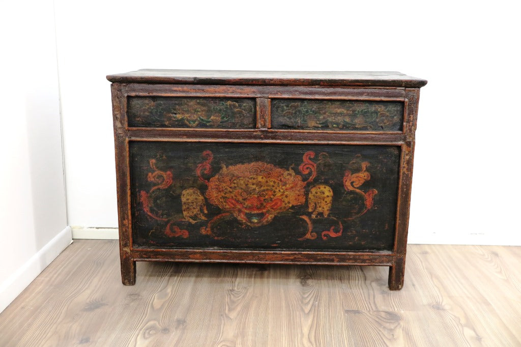 Antico E Raro Altare Tibetano. Impiegato Con Molta Probabilità In Un Monastero Autentica Infatti  La Mancanza Dello Schienale Del Mobile Che Veniva Usato Come Cassa Armonica Per Il Suono Delle Campane Tibetane.  Dimensioni 80x37xh58cm.