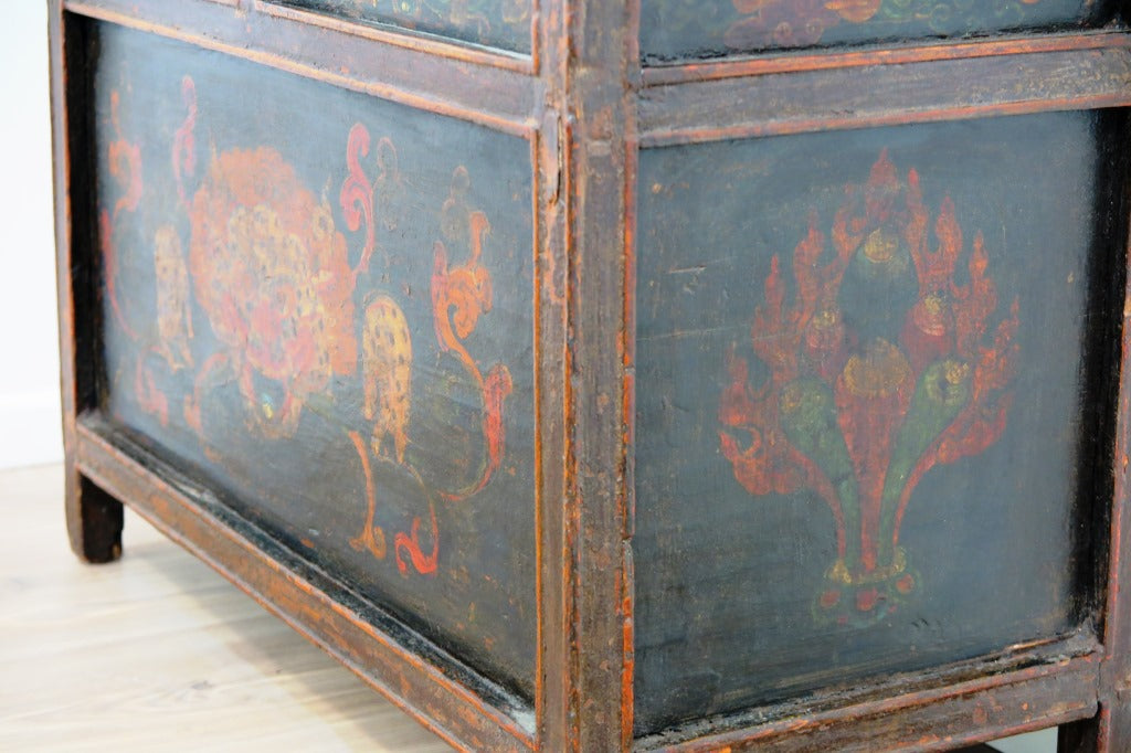 Antico E Raro Altare Tibetano. Impiegato Con Molta Probabilità In Un Monastero Autentica Infatti  La Mancanza Dello Schienale Del Mobile Che Veniva Usato Come Cassa Armonica Per Il Suono Delle Campane Tibetane.  Dimensioni 80x37xh58cm.