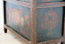 Carica l&#39;immagine nel visualizzatore di Gallery, Antico E Raro Altare Tibetano. Impiegato Con Molta Probabilità In Un Monastero Autentica Infatti  La Mancanza Dello Schienale Del Mobile Che Veniva Usato Come Cassa Armonica Per Il Suono Delle Campane Tibetane.  Dimensioni 80x37xh58cm.