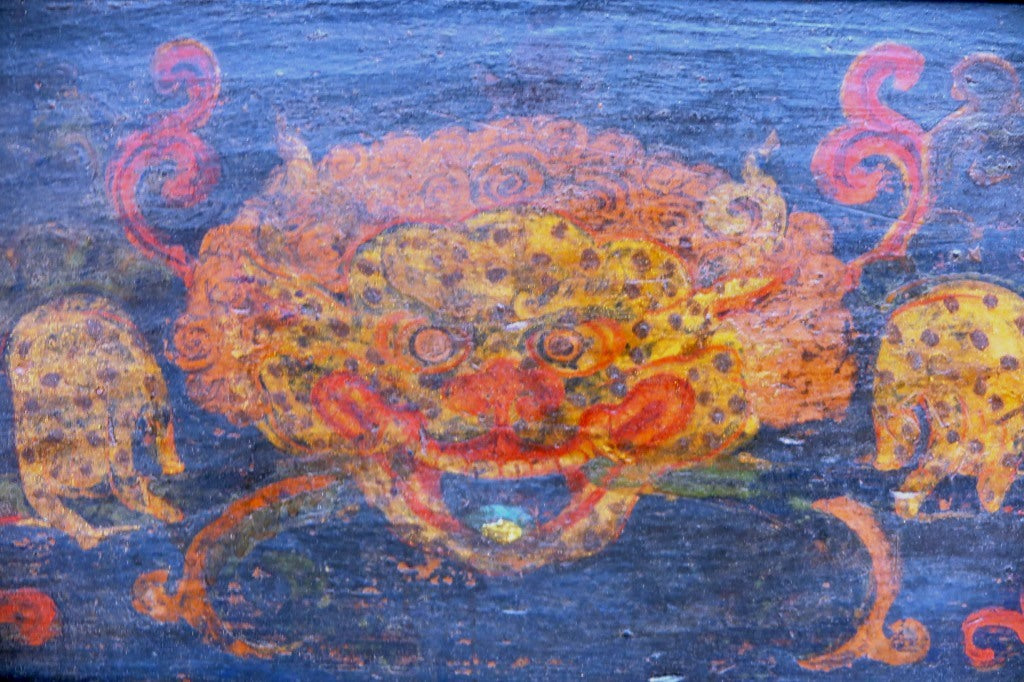 Antico E Raro Altare Tibetano. Impiegato Con Molta Probabilità In Un Monastero Autentica Infatti  La Mancanza Dello Schienale Del Mobile Che Veniva Usato Come Cassa Armonica Per Il Suono Delle Campane Tibetane.  Dimensioni 80x37xh58cm.