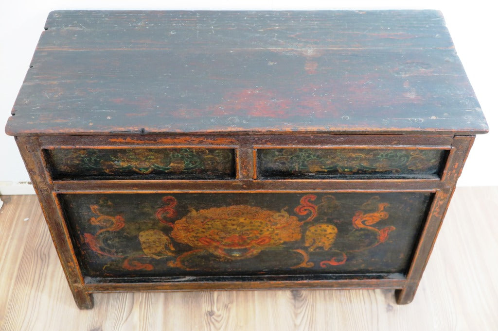 Antico E Raro Altare Tibetano. Impiegato Con Molta Probabilità In Un Monastero Autentica Infatti  La Mancanza Dello Schienale Del Mobile Che Veniva Usato Come Cassa Armonica Per Il Suono Delle Campane Tibetane.  Dimensioni 80x37xh58cm.