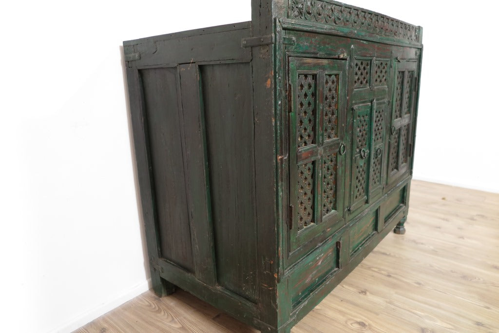 Credenza Indiana In Legno Di Teak Dipinto Verde, Con 4 Ante Incise. Pezzo Unico. Dimensioni 95x40xh80cm.