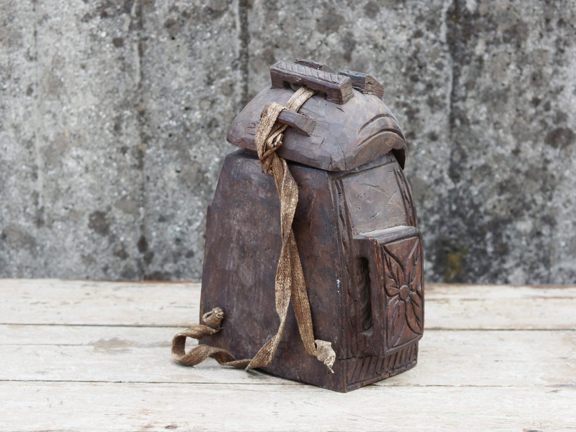 vecchia borraccia in legno ricavata da un unico tronco in legno.  dimensioni 22x16 h30cm   per info ed ulteriori foto watshapp 0039 3338778241 mail info@etniko.it facebook / instagram : etnikobycrosato