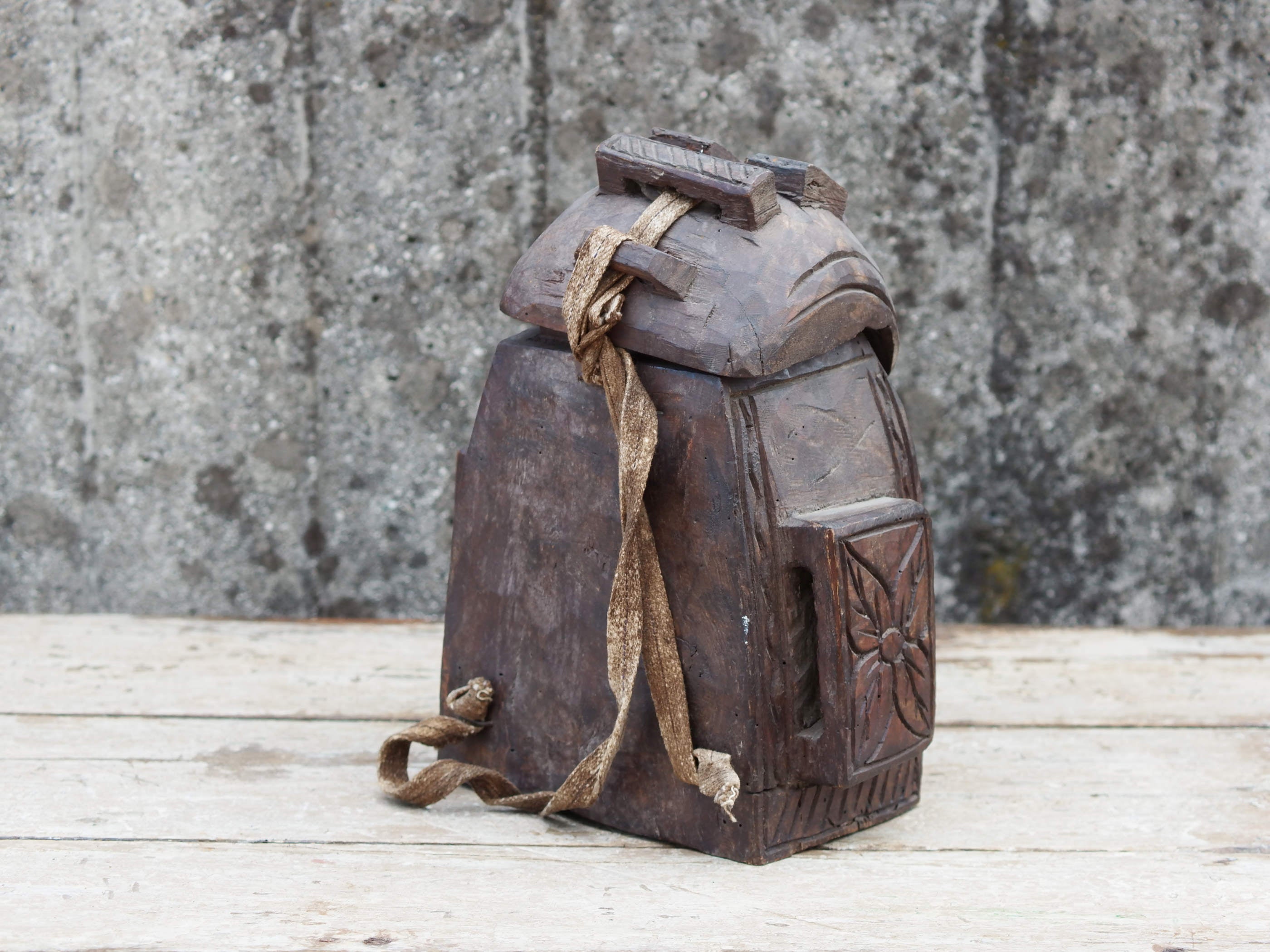 vecchia borraccia in legno ricavata da un unico tronco in legno.  dimensioni 22x16 h30cm   per info ed ulteriori foto watshapp 0039 3338778241 mail info@etniko.it facebook / instagram : etnikobycrosato