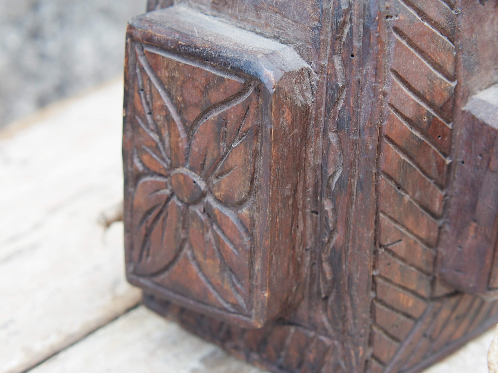 vecchia borraccia in legno ricavata da un unico tronco in legno.  dimensioni 22x16 h30cm   per info ed ulteriori foto watshapp 0039 3338778241 mail info@etniko.it facebook / instagram : etnikobycrosato