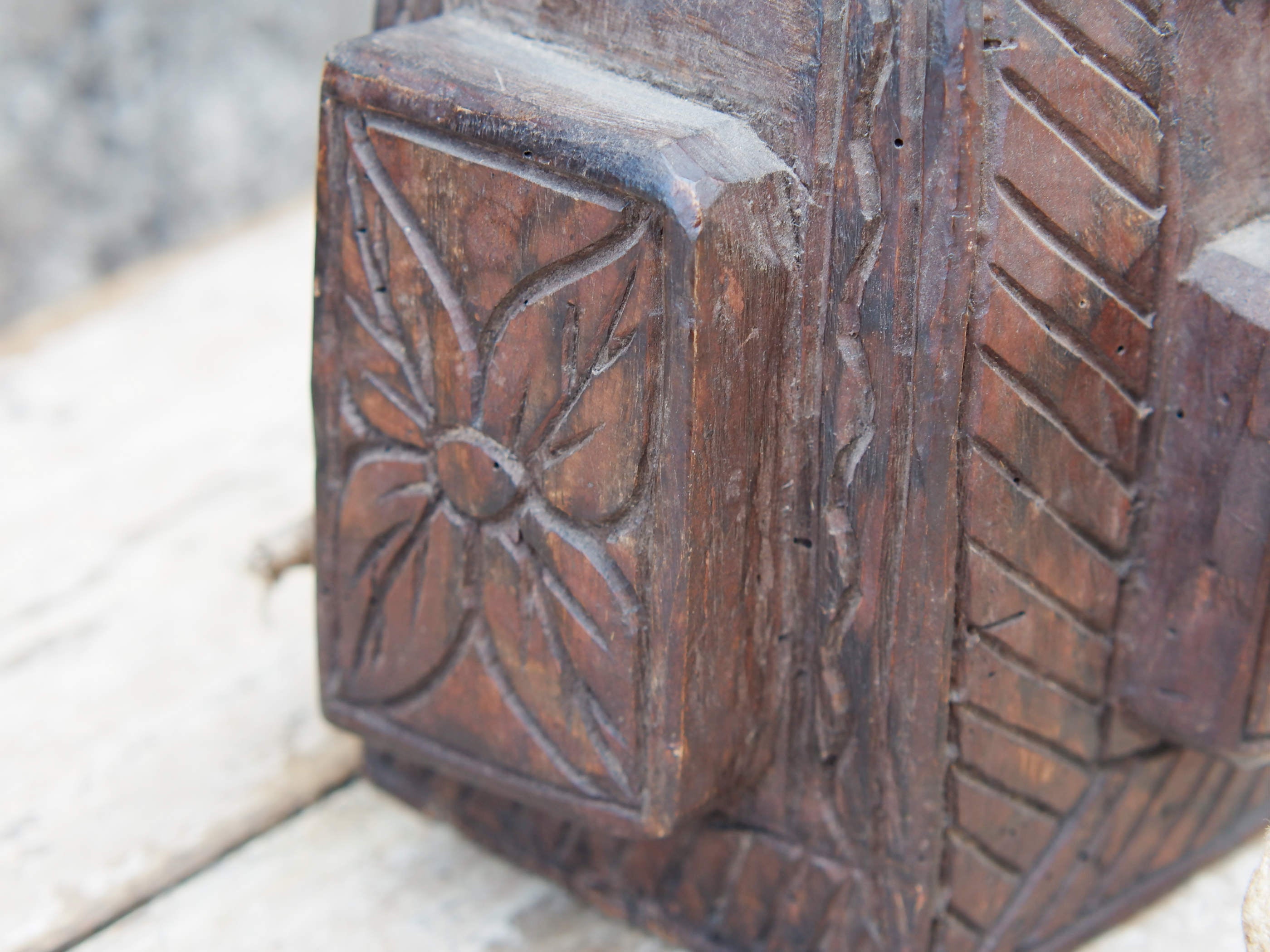 vecchia borraccia in legno ricavata da un unico tronco in legno.  dimensioni 22x16 h30cm   per info ed ulteriori foto watshapp 0039 3338778241 mail info@etniko.it facebook / instagram : etnikobycrosato