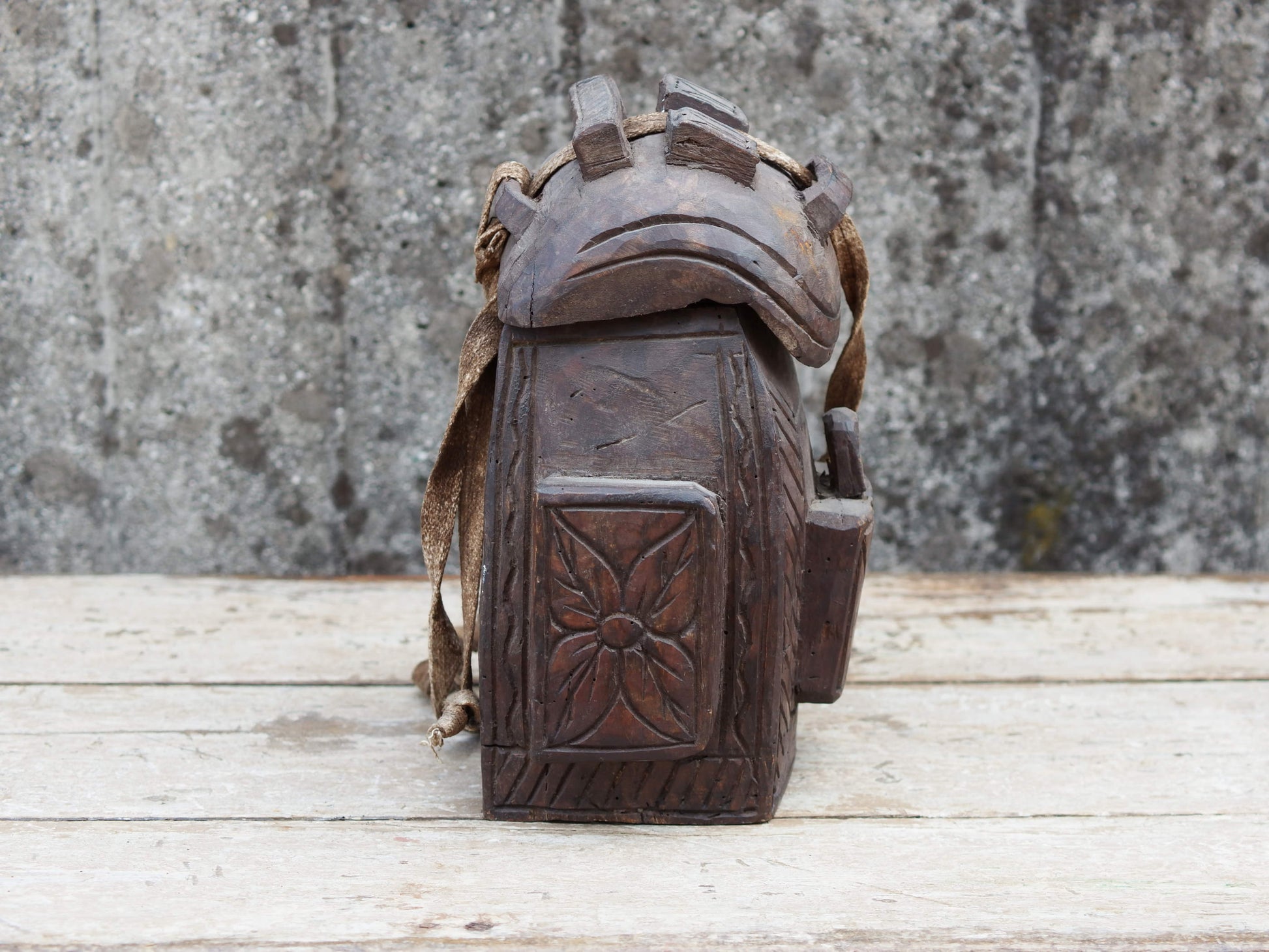 vecchia borraccia in legno ricavata da un unico tronco in legno.  dimensioni 22x16 h30cm   per info ed ulteriori foto watshapp 0039 3338778241 mail info@etniko.it facebook / instagram : etnikobycrosato