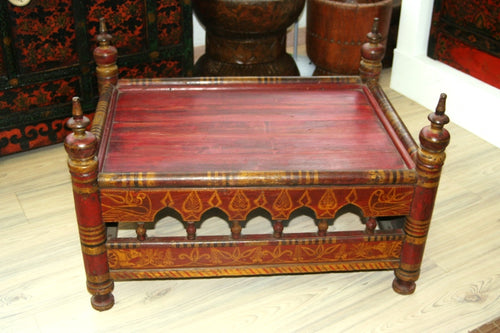Tavolino Indiano Recuperato Da Un Antica Culla, Provenienza India Del Nord, Rajasthan. Dimensioni 90x63xh61cm.