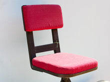 Carica l&#39;immagine nel visualizzatore di Gallery, Seggiolina militare con base girevole in metallo, imbottitura in tessuto rosso. Prodotto unico ed artigianale al 100%.  Dimensioni 30x30   h62cm.   disponibili altri pezzi e misure per info o ulteriori foto 0039 3338778241 info@etniko.it www.etniko.it ig , fb pinterest etniko by crosato