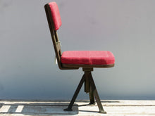 Carica l&#39;immagine nel visualizzatore di Gallery, Seggiolina militare con base girevole in metallo, imbottitura in tessuto rosso. Prodotto unico ed artigianale al 100%.  Dimensioni 30x30   h62cm.   disponibili altri pezzi e misure per info o ulteriori foto 0039 3338778241 info@etniko.it www.etniko.it ig , fb pinterest etniko by crosato