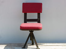 Carica l&#39;immagine nel visualizzatore di Gallery, Seggiolina militare con base girevole in metallo, imbottitura in tessuto rosso. Prodotto unico ed artigianale al 100%.  Dimensioni 30x30   h62cm.   disponibili altri pezzi e misure per info o ulteriori foto 0039 3338778241 info@etniko.it www.etniko.it ig , fb pinterest etniko by crosato