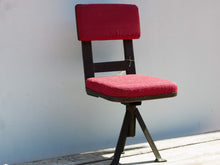 Carica l&#39;immagine nel visualizzatore di Gallery, Seggiolina militare con base girevole in metallo, imbottitura in tessuto rosso. Prodotto unico ed artigianale al 100%.  Dimensioni 30x30   h62cm.   disponibili altri pezzi e misure per info o ulteriori foto 0039 3338778241 info@etniko.it www.etniko.it ig , fb pinterest etniko by crosato