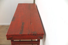 Carica l&#39;immagine nel visualizzatore di Gallery, Consolle In Teak Color Rosso Con Gambe Pieghevoli, Provenienza India.  Dimensioni 130x40xh77cm.