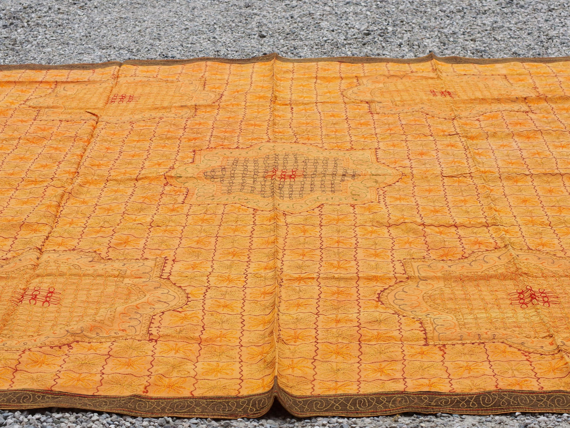 Telo Indiano in cotone di colore arancione con ricamo mix color. Può essere impiegato come copridivano, copriletto, tovaglia o tessuto da appendere a parete. Dimensioni 210x280cm   per info ed ulteriori foto 0039 3338778241 watshapp info@etniko.it facebook / instagram / pinterest : etnikobycrosato