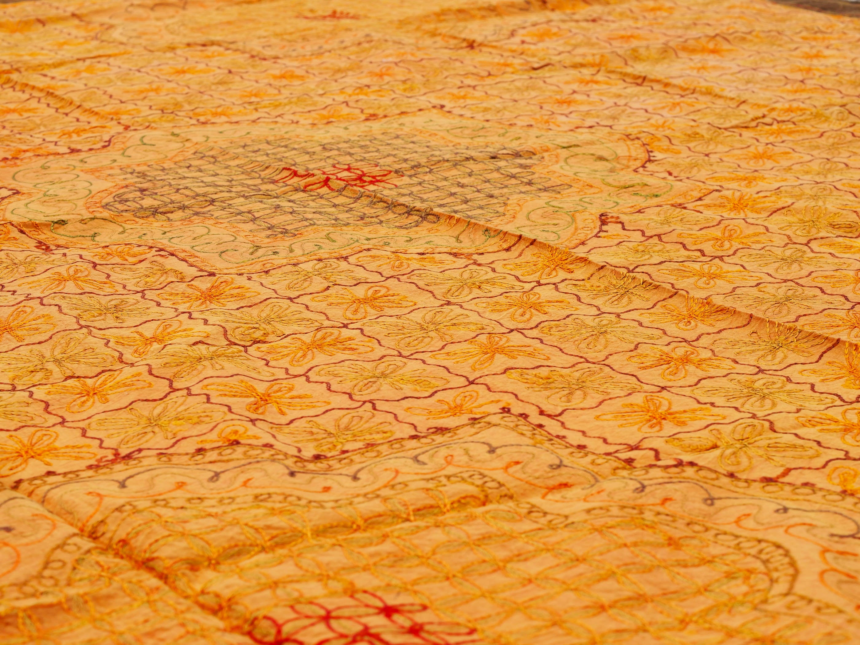 Telo Indiano in cotone di colore arancione con ricamo mix color. Può essere impiegato come copridivano, copriletto, tovaglia o tessuto da appendere a parete. Dimensioni 210x280cm   per info ed ulteriori foto 0039 3338778241 watshapp info@etniko.it facebook / instagram / pinterest : etnikobycrosato