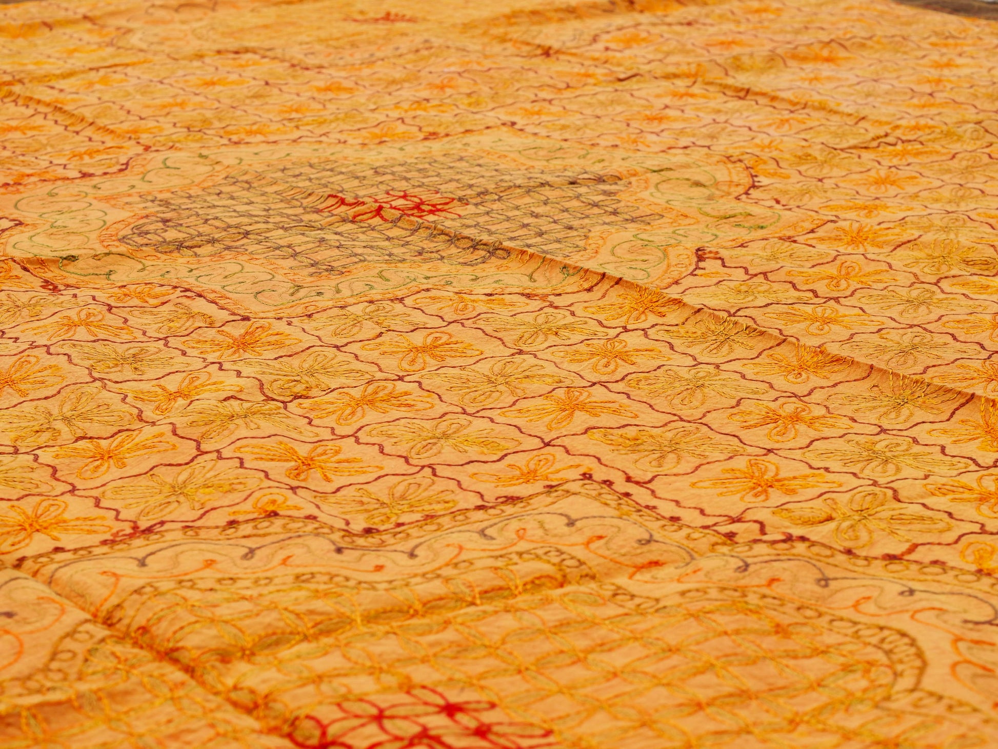 Telo Indiano in cotone di colore arancione con ricamo mix color. Può essere impiegato come copridivano, copriletto, tovaglia o tessuto da appendere a parete. Dimensioni 210x280cm   per info ed ulteriori foto 0039 3338778241 watshapp info@etniko.it facebook / instagram / pinterest : etnikobycrosato