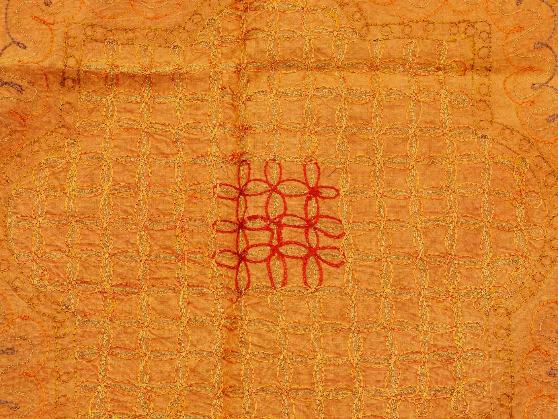 Telo Indiano in cotone di colore arancione con ricamo mix color. Può essere impiegato come copridivano, copriletto, tovaglia o tessuto da appendere a parete. Dimensioni 210x280cm   per info ed ulteriori foto 0039 3338778241 watshapp info@etniko.it facebook / instagram / pinterest : etnikobycrosato