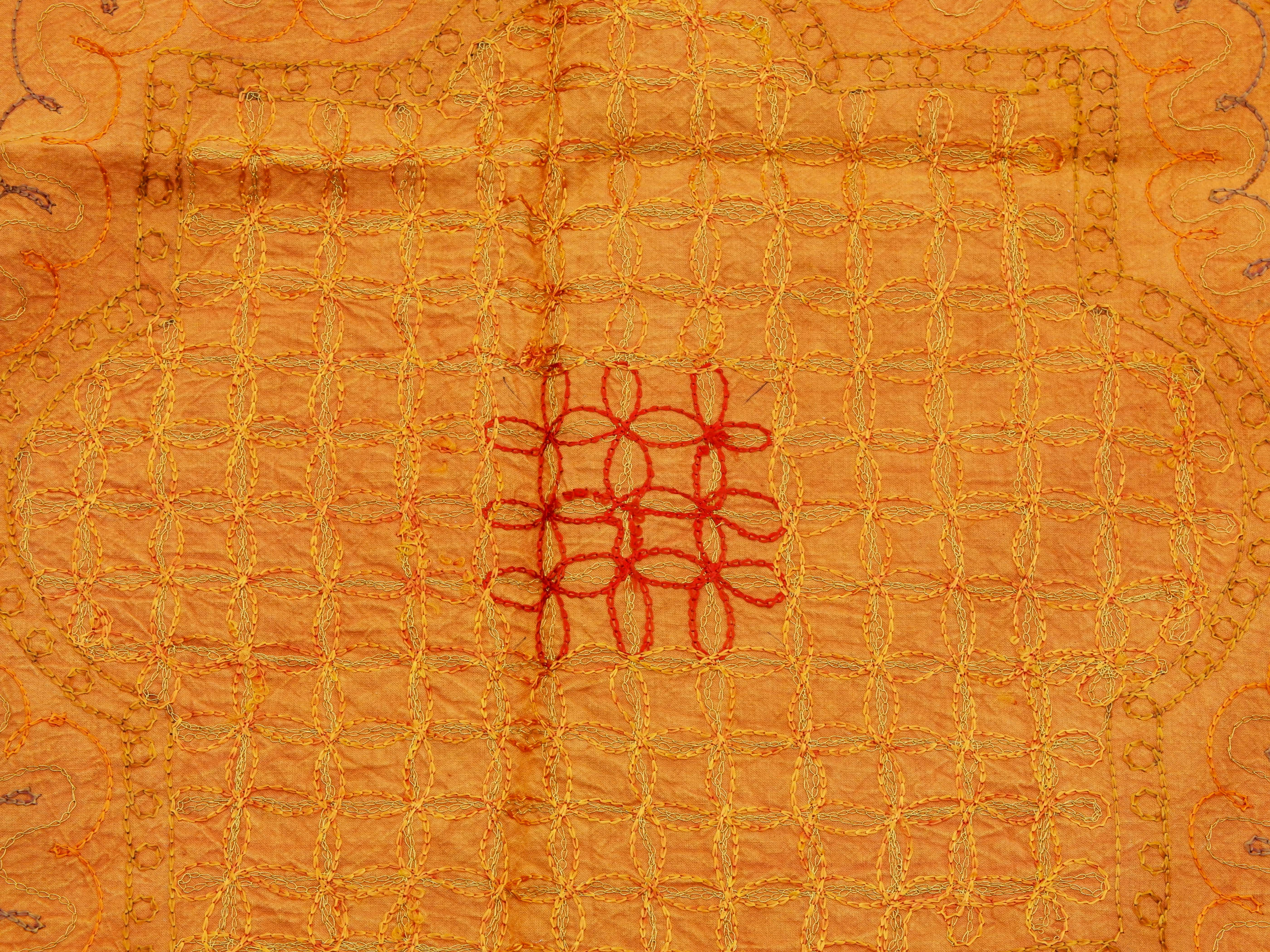 Telo Indiano in cotone di colore arancione con ricamo mix color. Può essere impiegato come copridivano, copriletto, tovaglia o tessuto da appendere a parete. Dimensioni 210x280cm   per info ed ulteriori foto 0039 3338778241 watshapp info@etniko.it facebook / instagram / pinterest : etnikobycrosato