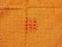 Carica l&#39;immagine nel visualizzatore di Gallery, Telo Indiano in cotone di colore arancione con ricamo mix color. Può essere impiegato come copridivano, copriletto, tovaglia o tessuto da appendere a parete. Dimensioni 210x280cm   per info ed ulteriori foto 0039 3338778241 watshapp info@etniko.it facebook / instagram / pinterest : etnikobycrosato