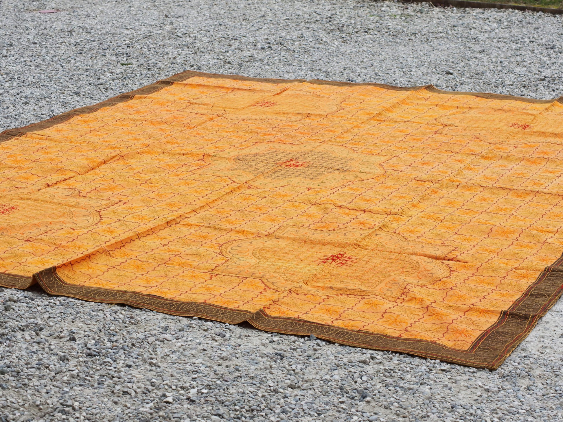 Telo Indiano in cotone di colore arancione con ricamo mix color. Può essere impiegato come copridivano, copriletto, tovaglia o tessuto da appendere a parete. Dimensioni 210x280cm   per info ed ulteriori foto 0039 3338778241 watshapp info@etniko.it facebook / instagram / pinterest : etnikobycrosato