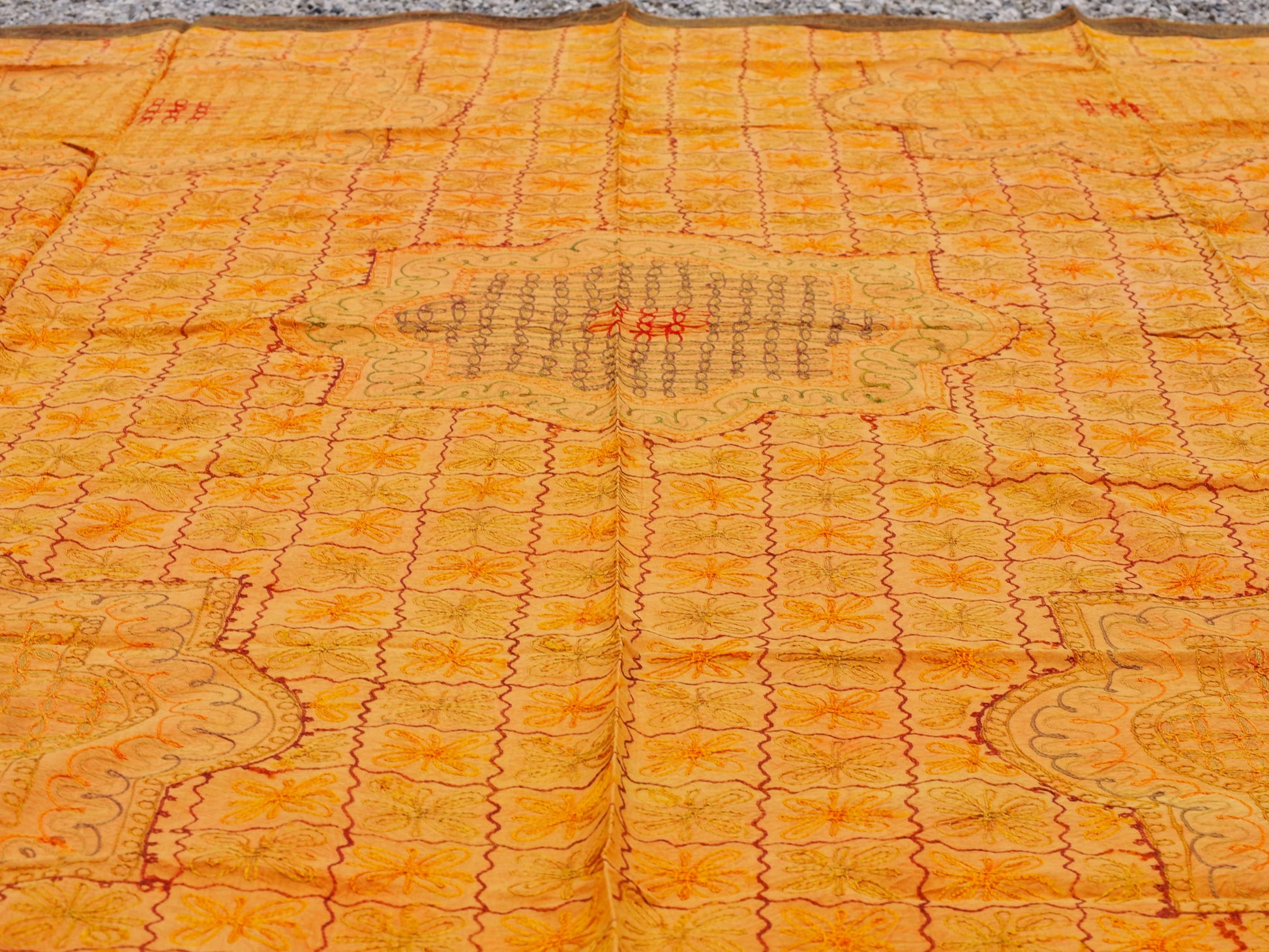 Telo Indiano in cotone di colore arancione con ricamo mix color. Può essere impiegato come copridivano, copriletto, tovaglia o tessuto da appendere a parete. Dimensioni 210x280cm   per info ed ulteriori foto 0039 3338778241 watshapp info@etniko.it facebook / instagram / pinterest : etnikobycrosato