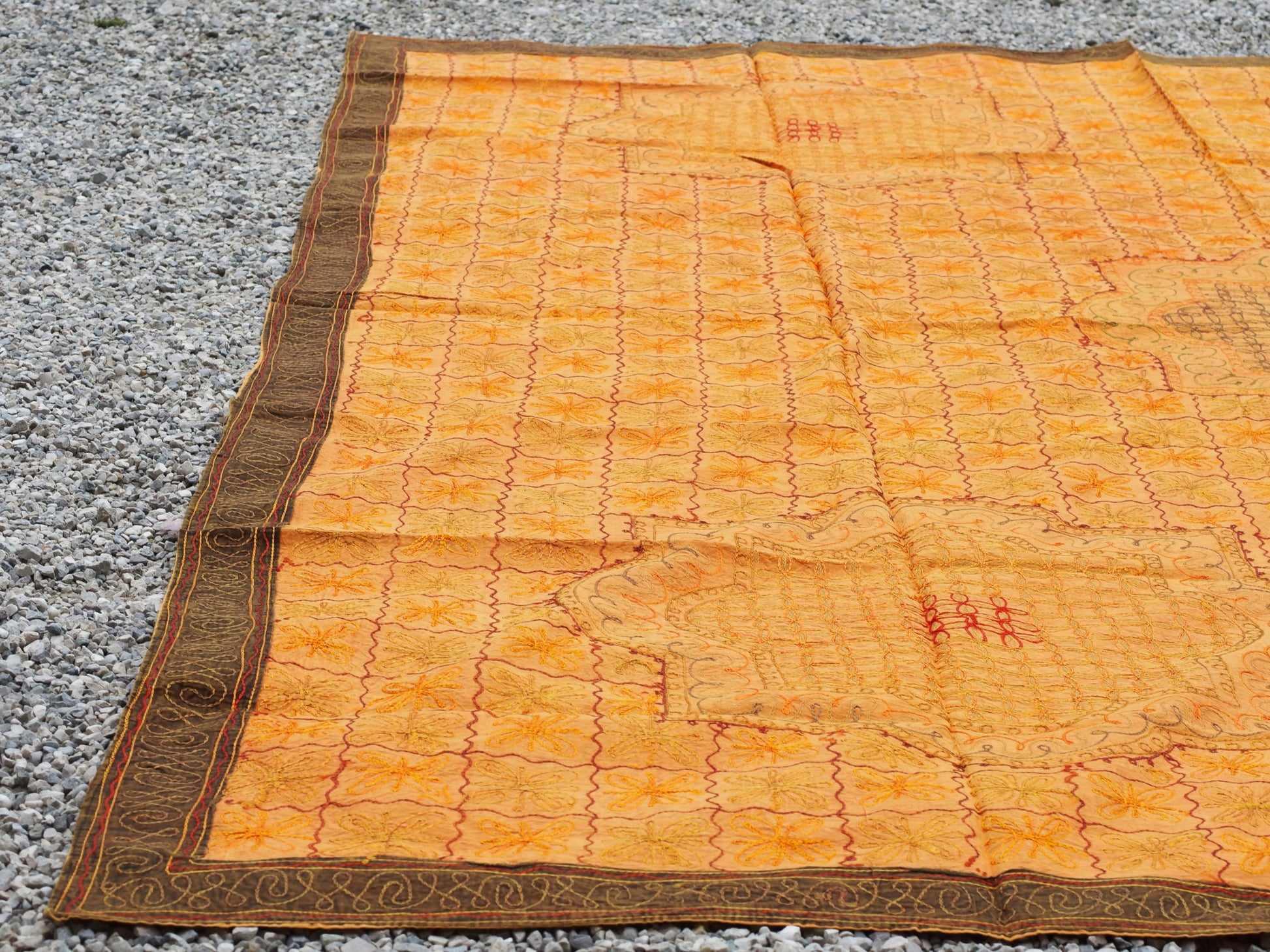Telo Indiano in cotone di colore arancione con ricamo mix color. Può essere impiegato come copridivano, copriletto, tovaglia o tessuto da appendere a parete. Dimensioni 210x280cm   per info ed ulteriori foto 0039 3338778241 watshapp info@etniko.it facebook / instagram / pinterest : etnikobycrosato