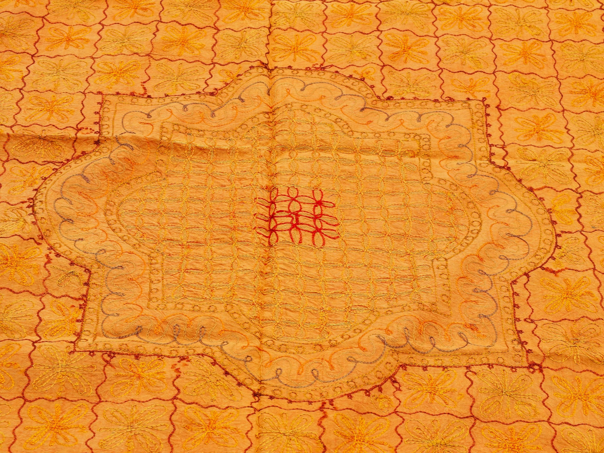 Telo Indiano in cotone di colore arancione con ricamo mix color. Può essere impiegato come copridivano, copriletto, tovaglia o tessuto da appendere a parete. Dimensioni 210x280cm   per info ed ulteriori foto 0039 3338778241 watshapp info@etniko.it facebook / instagram / pinterest : etnikobycrosato