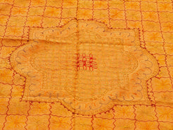 Telo Indiano in cotone di colore arancione con ricamo mix color. Può essere impiegato come copridivano, copriletto, tovaglia o tessuto da appendere a parete. Dimensioni 210x280cm   per info ed ulteriori foto 0039 3338778241 watshapp info@etniko.it facebook / instagram / pinterest : etnikobycrosato