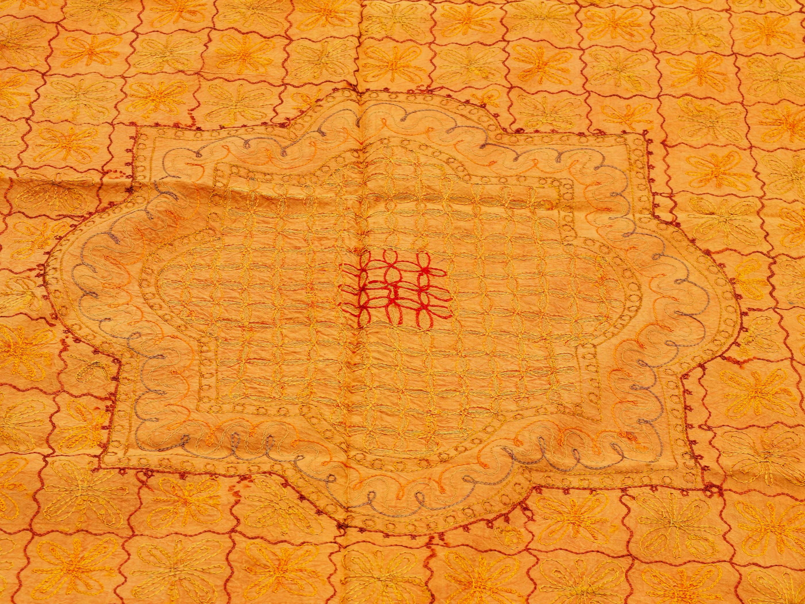 Telo Indiano in cotone di colore arancione con ricamo mix color. Può essere impiegato come copridivano, copriletto, tovaglia o tessuto da appendere a parete. Dimensioni 210x280cm   per info ed ulteriori foto 0039 3338778241 watshapp info@etniko.it facebook / instagram / pinterest : etnikobycrosato