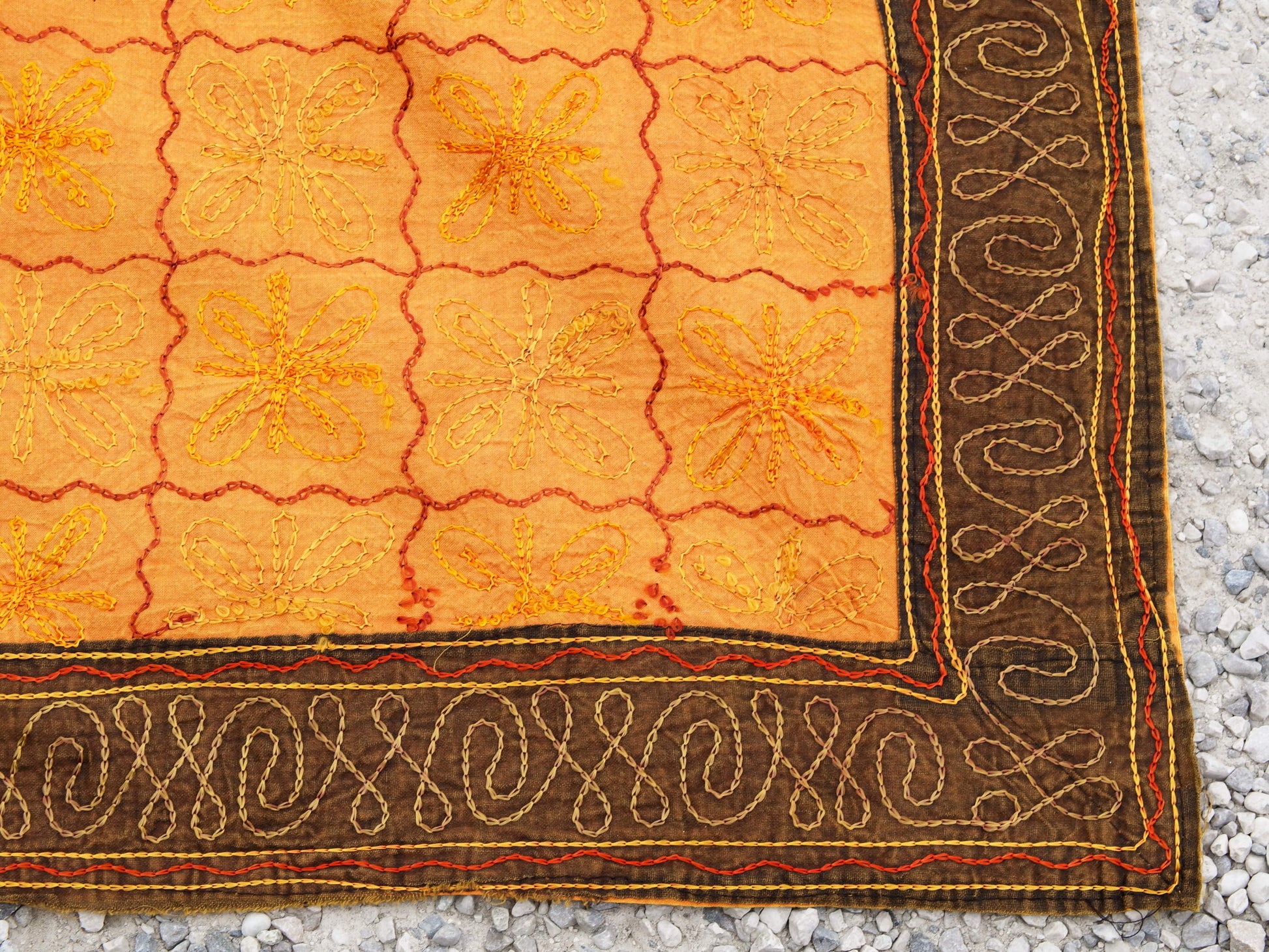 Telo Indiano in cotone di colore arancione con ricamo mix color. Può essere impiegato come copridivano, copriletto, tovaglia o tessuto da appendere a parete. Dimensioni 210x280cm   per info ed ulteriori foto 0039 3338778241 watshapp info@etniko.it facebook / instagram / pinterest : etnikobycrosato