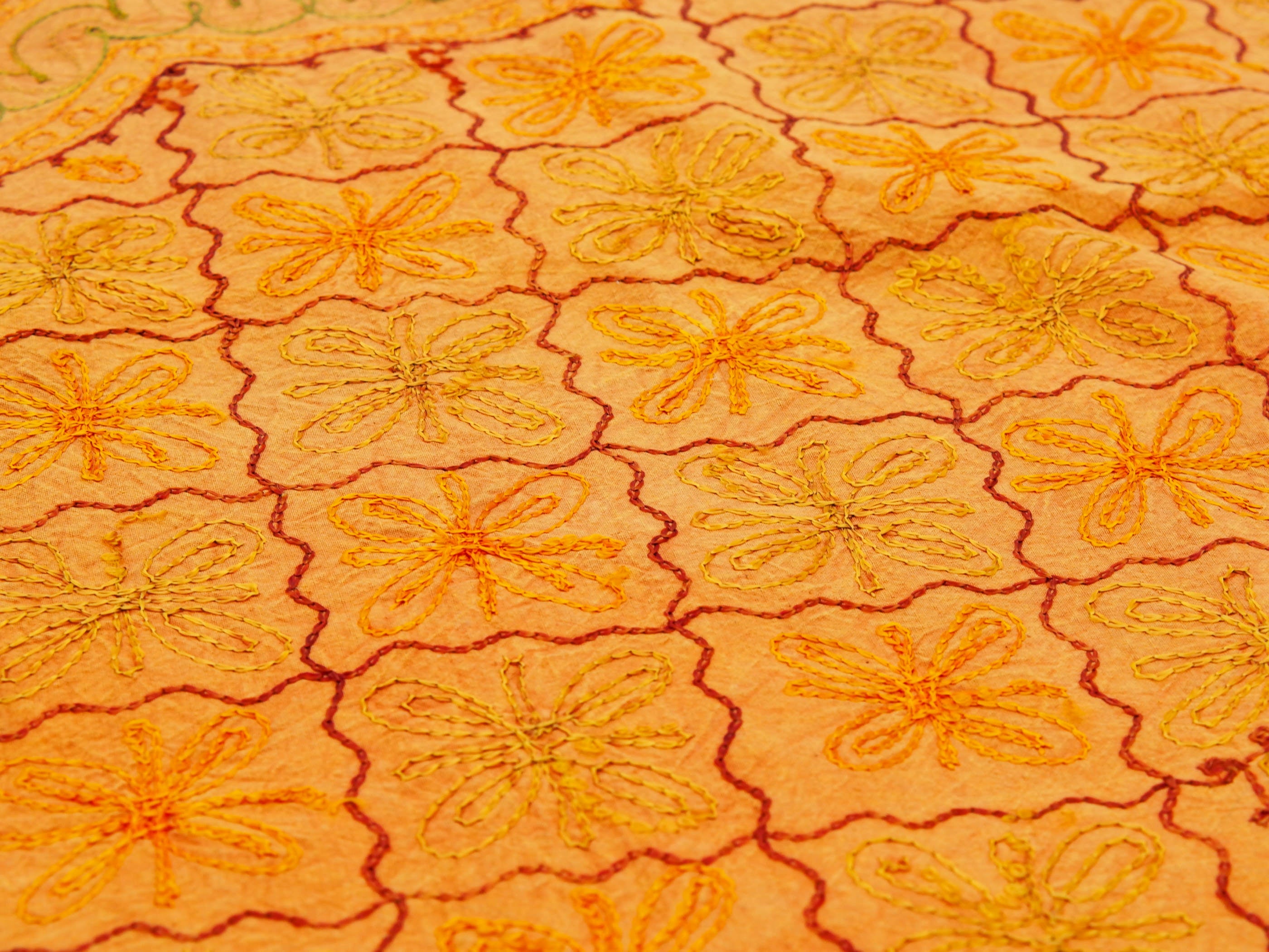 Telo Indiano in cotone di colore arancione con ricamo mix color. Può essere impiegato come copridivano, copriletto, tovaglia o tessuto da appendere a parete. Dimensioni 210x280cm   per info ed ulteriori foto 0039 3338778241 watshapp info@etniko.it facebook / instagram / pinterest : etnikobycrosato