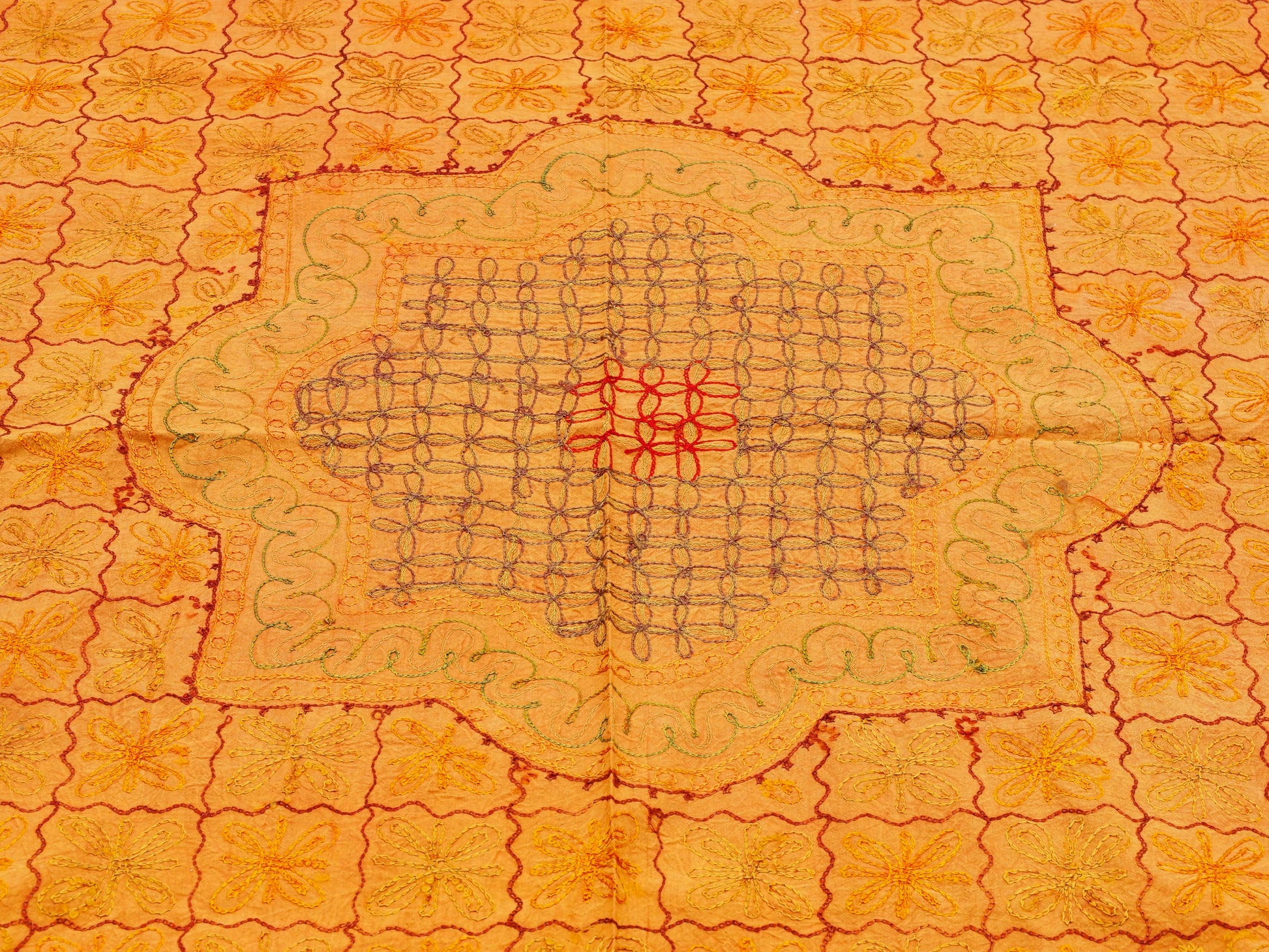 Telo Indiano in cotone di colore arancione con ricamo mix color. Può essere impiegato come copridivano, copriletto, tovaglia o tessuto da appendere a parete. Dimensioni 210x280cm   per info ed ulteriori foto 0039 3338778241 watshapp info@etniko.it facebook / instagram / pinterest : etnikobycrosato