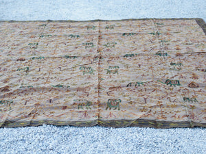 Telo Indiano marrone in cotone ricamato. Può essere impiegato come copridivano, copriletto, tovaglia o tessuto da appendere a parete. Dimensioni 260x210cm