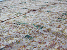 Carica l&#39;immagine nel visualizzatore di Gallery, Telo Indiano marrone in cotone ricamato. Può essere impiegato come copridivano, copriletto, tovaglia o tessuto da appendere a parete. Dimensioni 260x210cm
