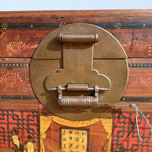 Antico baule Cina finemente dipinto, databile fine metà '800 primi '900. Proveniente dalla zona di Pechino. Decorato con ideogrammi su lacca in base di gesso. Lucchetto e chiavi originali.  Dimensioni 100x50 h64cm.