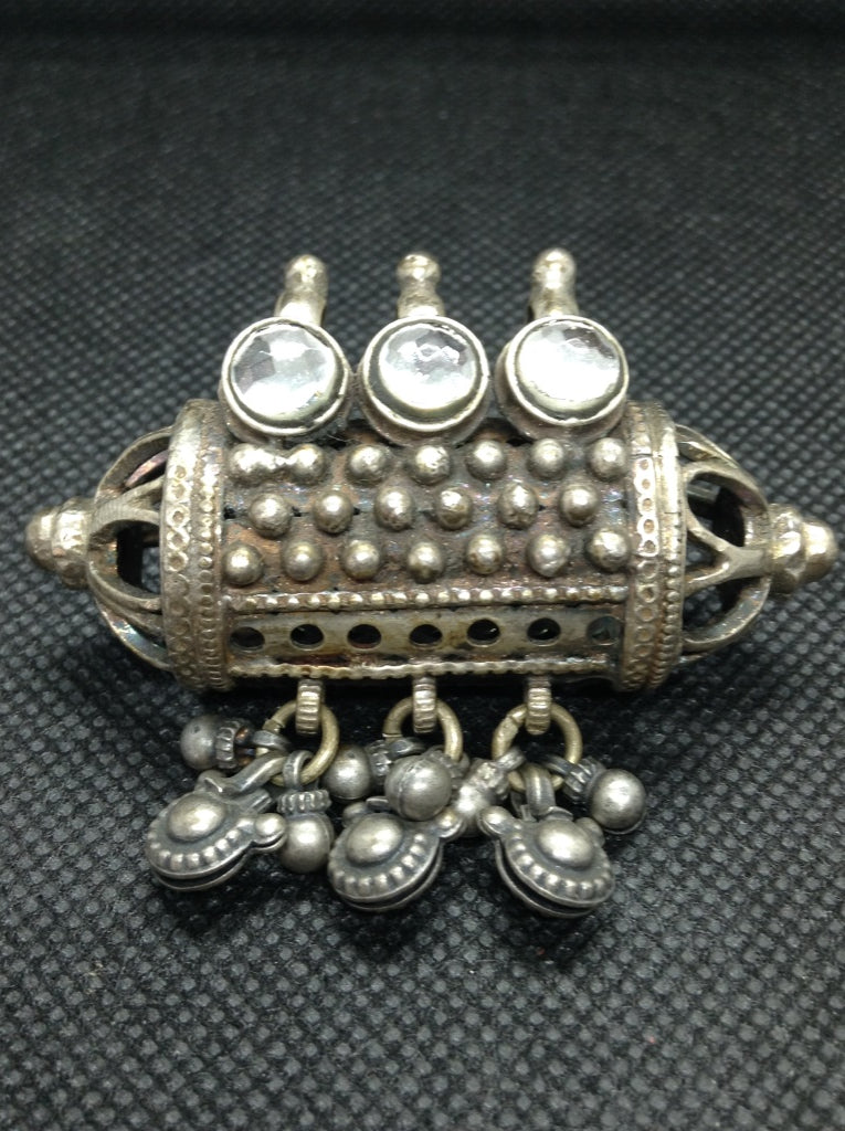 pendaglio indiano in argento atico primi 900  tutto originale ed autentico , lavorato artigianalmente     peso 40 gr  6 x 2 x 4 cm