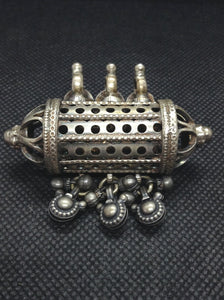 pendaglio indiano in argento atico primi 900  tutto originale ed autentico , lavorato artigianalmente     peso 40 gr  6 x 2 x 4 cm